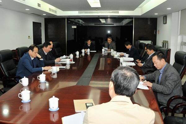 省住房城鄉(xiāng)建設廳黨組書記顧小平主持召開廳黨組會議，專題學習黨的十八屆六中全會精神